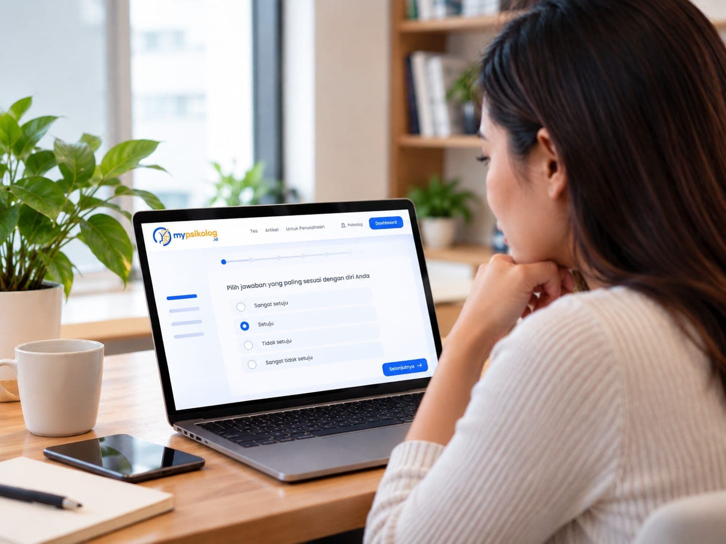Peserta mengerjakan tes psikologi secara online melalui laptop